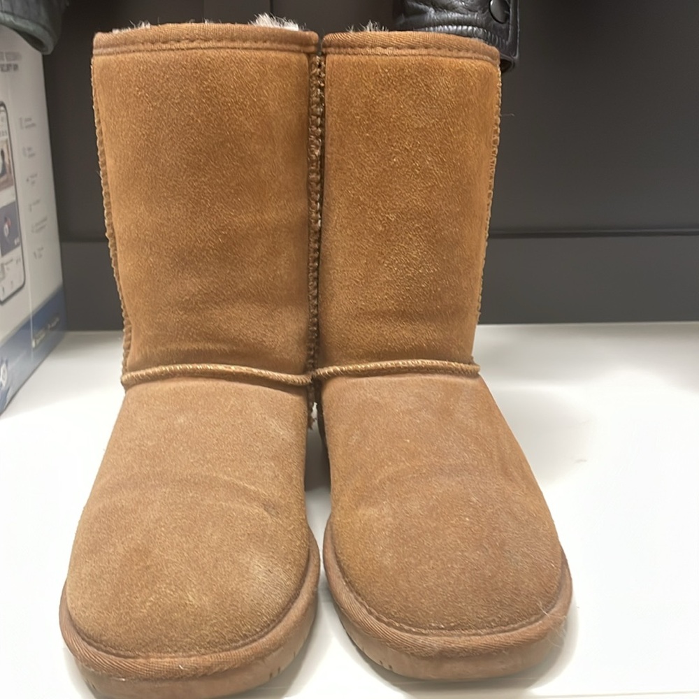 Minnetonka fur boots. Wool and polyester lining. Excellent used condition.